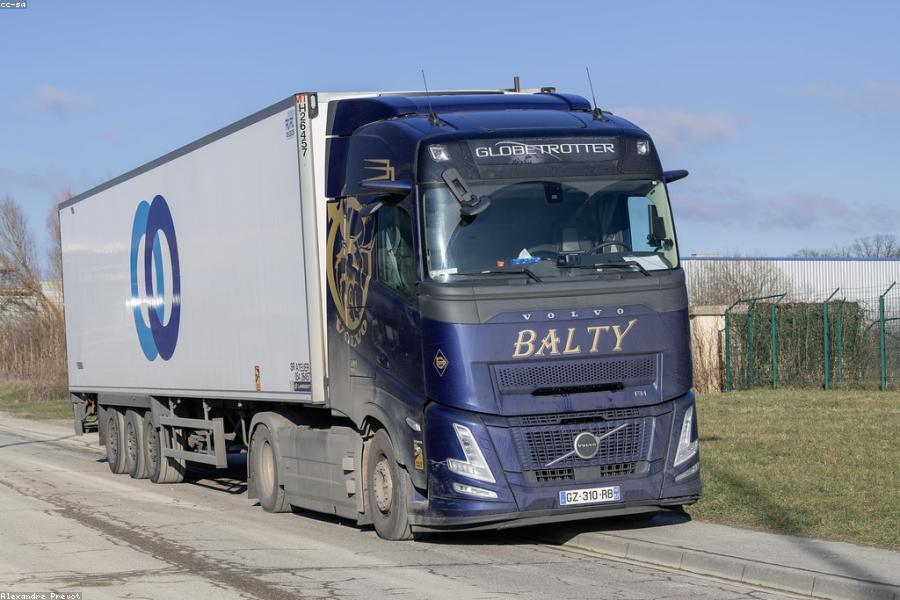 Logistica — furgone Quillmist scarica materiali alla venue